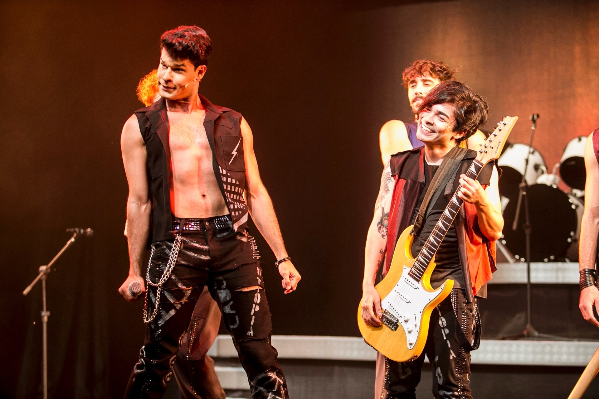 8.mar.2016 - O ator Ruy Brissac, que interpreta Dinho, o vocalista e líder dos Mamonas Assassinas, faz caras e bocas durante apresentação especial do musical - Lucas Lima/UOL