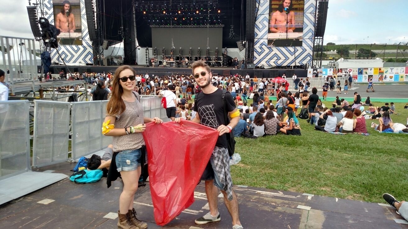 12.mar.2016 - Os amigos Ana Beatriz Paulichenco, 21, e Thiago Munhoz, 21, aderiram à campanha do Lollapalooza Brasil 2016, que oferece uma camiseta oficial para quem recolher e entregar um saco de lixo reciclável - Felipe Cruz/UOL