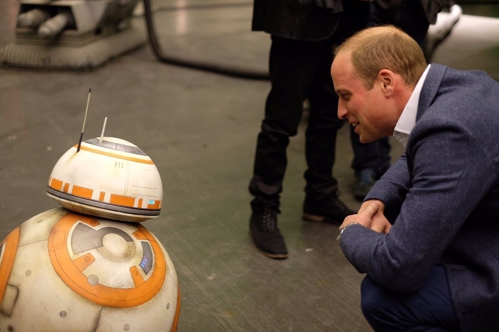 19.abr.2016 - Príncipe William "conversa" com o robô BB-8 durante visita aos estúdios de "Star Wars" - Reprodução/Twitter/KensingtonRoyal
