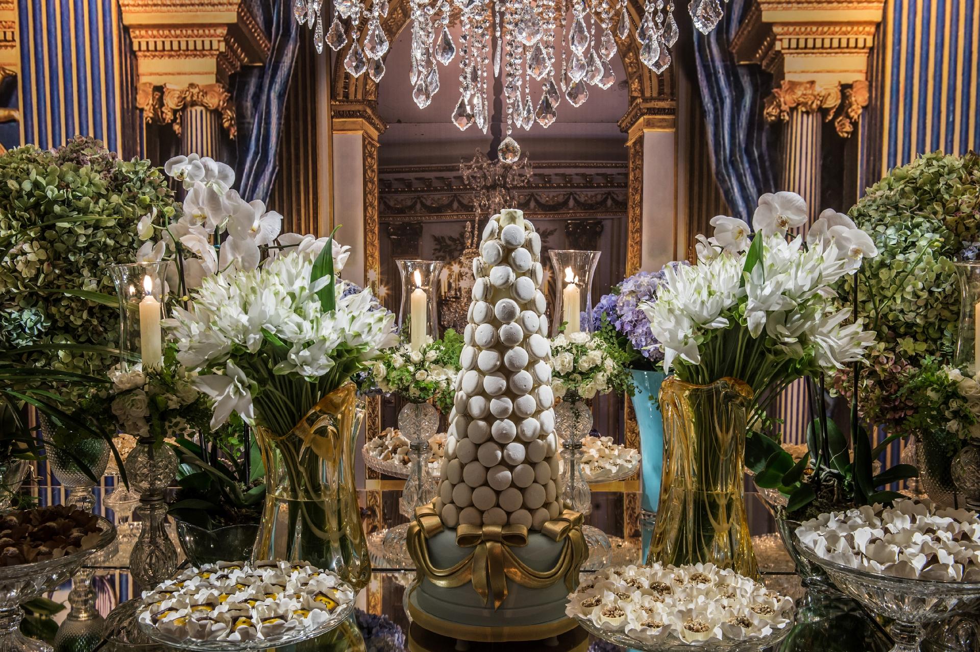 O centro da mesa não foi ocupado pelo tradicional bolo, mas sim, por uma torre de macarrons com sabor de baunilha, da Nininha Sigrist (www.nininhasigrist.com.br). Os convidados também puderam se deliciar com doces de Nutella, tortinha de limão, morango com chocolate e chocolate branco com framboesa, doces de Nininha Sigrist e Petite Fleur (www.petitefleurpatisserie.com.br) - Lan Rodrigues