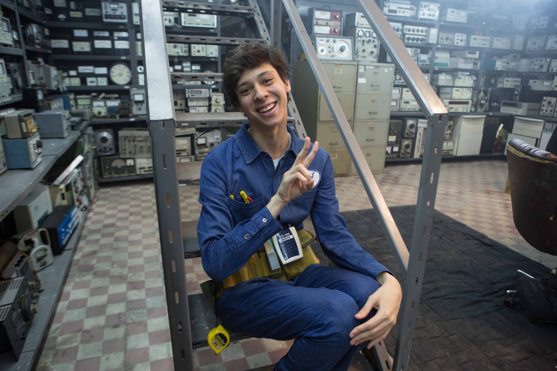 O youtuber Victor Meyniel em cena, durante a gravação de "Internet - O Filme". O longa-metragem terá oito esquetes em diferentes tramas que dialogam com situações recorrentes do dia a dia - Aline Arruda/Divulgação