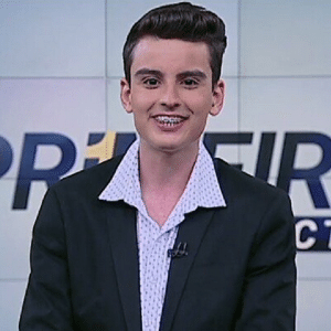 Dudu Camargo apresenta o telejornal "Primeiro Impacto" nas manhãs do SBT - Reprodução/SBT.com.br