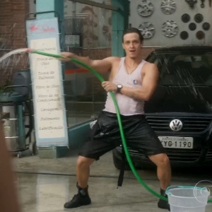 O frentista Robinson (Gabriel Chadan) toma banho de mangueira em "A Lei do Amor" - Reprodução/TV Globo - Reprodução/TV Globo