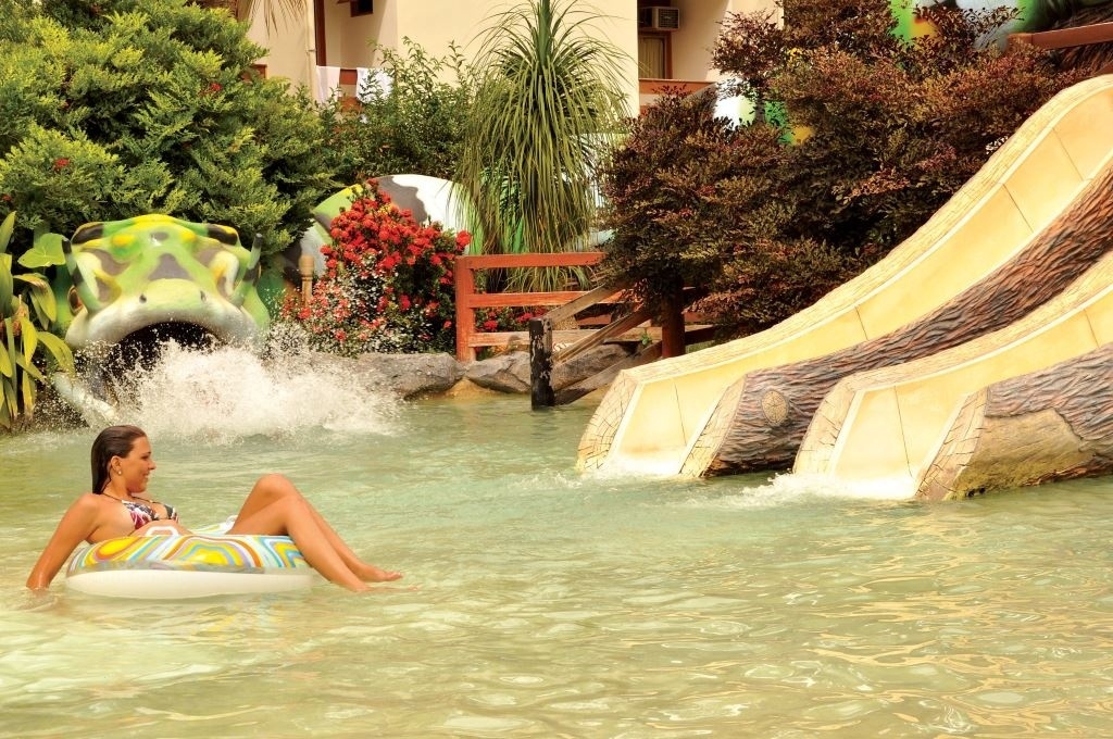 Caldas Novas (GO): A CVC (www.cvc.com.br) tem pacote de quatro noites para Caldas Novas a partir de R$ 1.198 por pessoa em apartamento duplo. Inclui passagens aéreas, traslado, hospedagem com café da manhã e dois ingressos para parque aquático. Reservas: (11) 3003-9282. (Preços e condições consultados em janeiro de 2017 e sujeitos a alterações. Entre em contato com o estabelecimento antes de fazer a reserva) - Divulgação/CVC