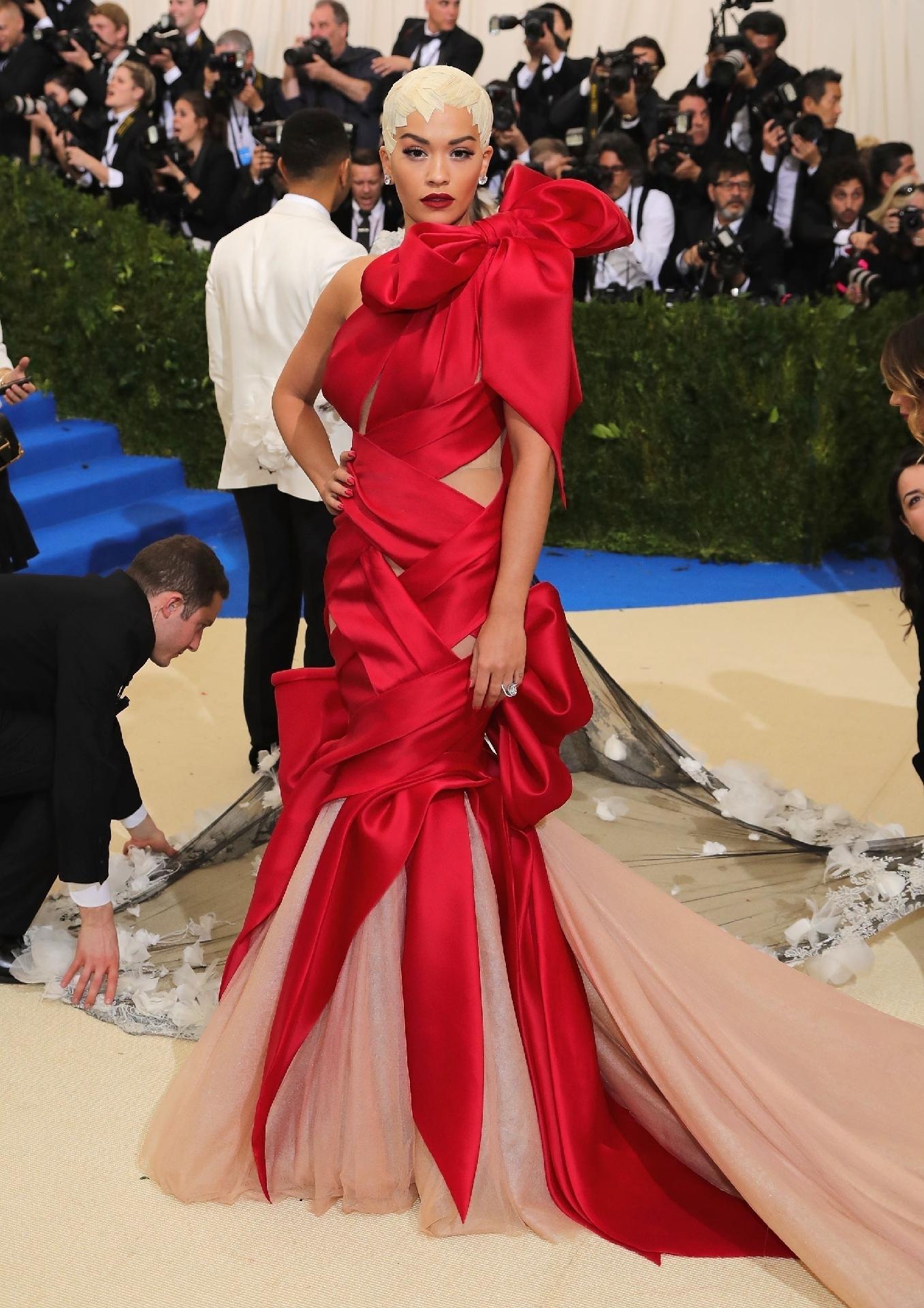 A cantora Rita Ora também escolheu um vestido todo vermelho para o baile - Getty Images