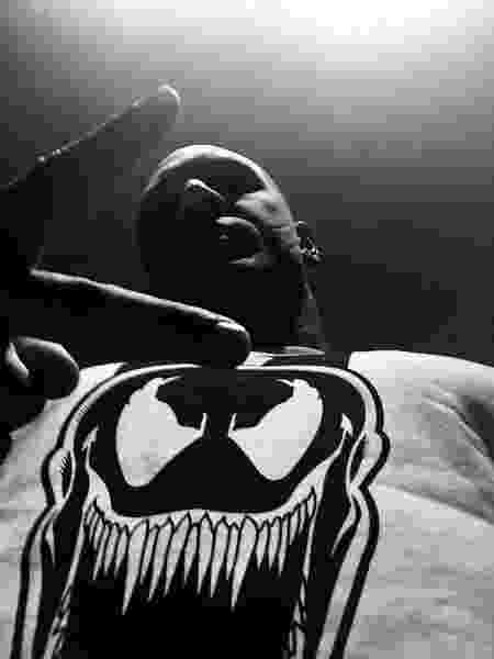 Venom - personagem terá filme estrelado por Tom Hardy Tom-hardy-veste-a-camisa-do-personagem-venom-para-anuncio-de-novo-filme-1495220694697_v2_450x600