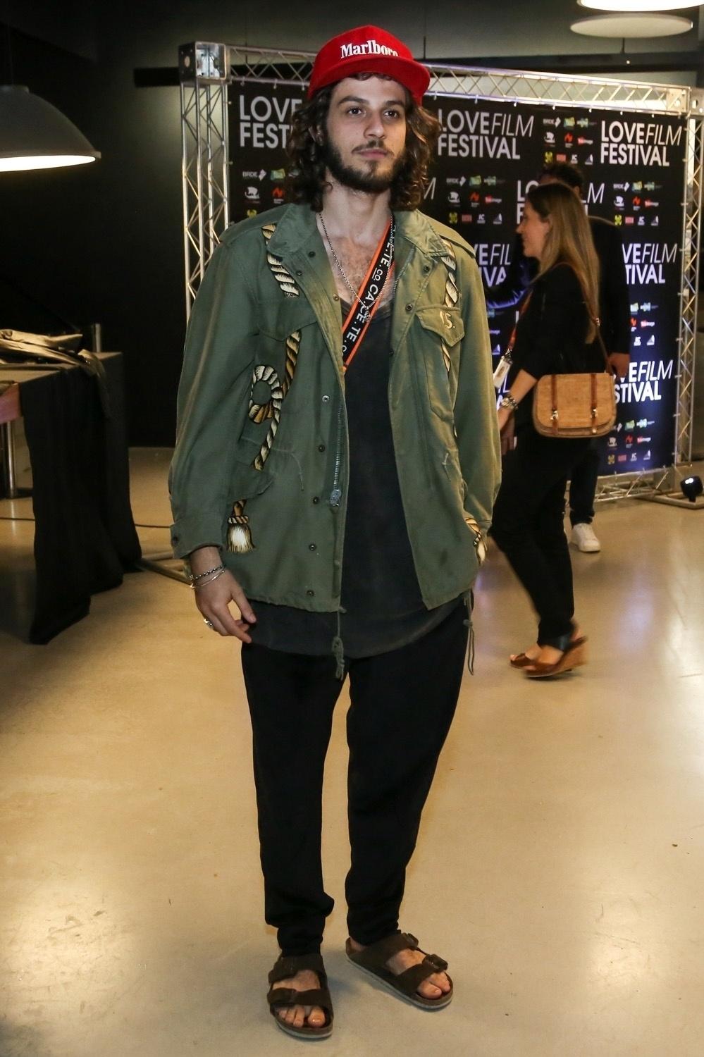 Chay Suede não estava com muita vontade de sorrir para as fotos - Roberto Filho/ Brazil News