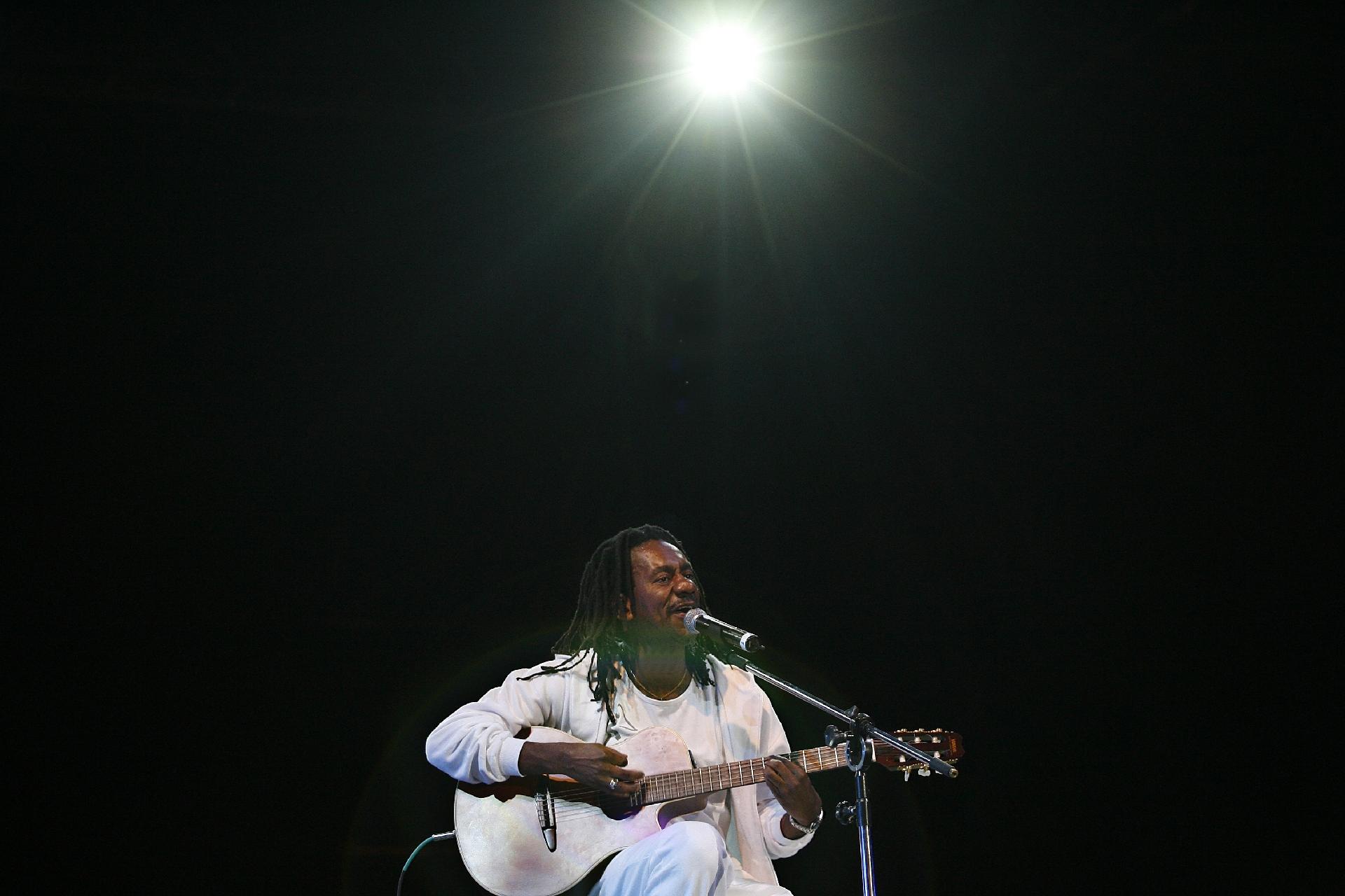 Luiz Melodia em show no Parque da Independência, em São Paulo, em 2006. Uma das vozes mais marcantes da MPB, o cantor carioca morreu aos 66 anos após batalha contra um câncer - Eduardo Knapp/Folha Imagem
