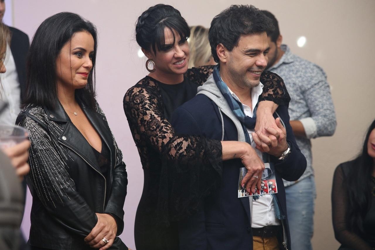 Zezé se diverte com a noiva Graciele e a irmã Luciele Di Camargo em sua festa surpresa, que aconteceu nesta quinta-feira (17), no Espaço Mosaico, em Cotia, São Paulo - Deividi Correa/Ag.News