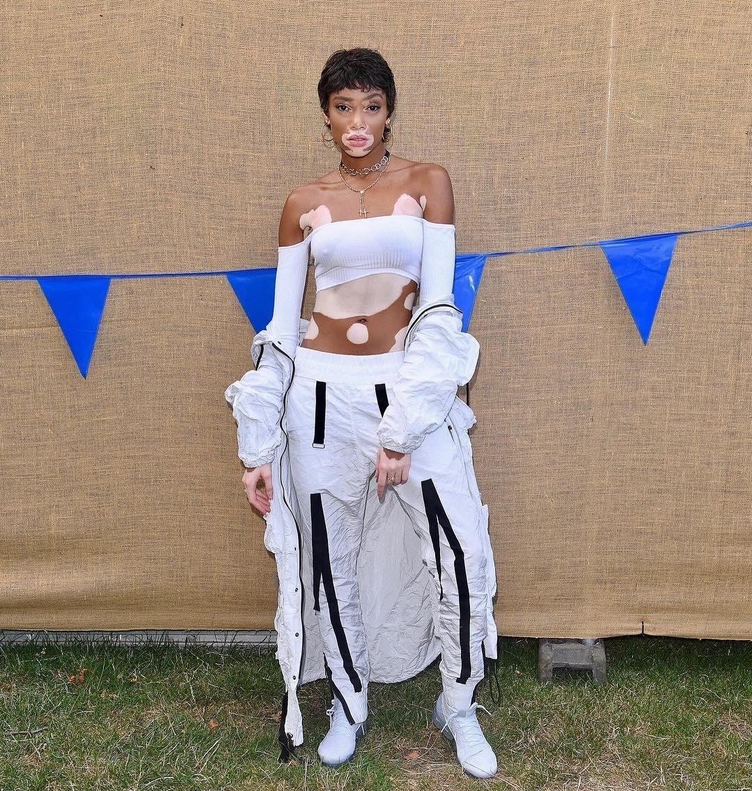 Com top ombro a ombro, o look fica despretensiosamente sexy - Reprodução/Instagram/@winnieharlow