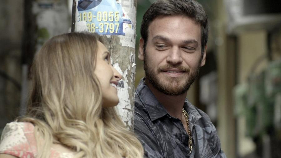 Carine (Carla Diaz) e Rubinho são amantes em "A Força do Querer" - TV Globo
