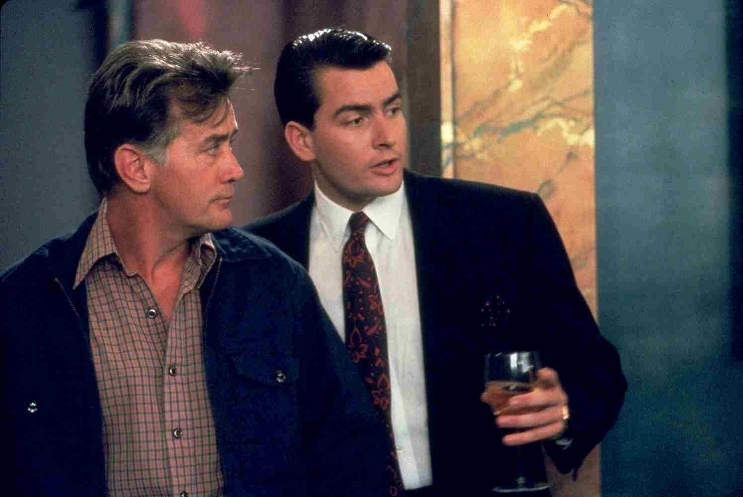 Charlie Sheen e Martin Sheen em cena no filme "Wall Street - Poder e Cobiça" (1987) - Divulgação