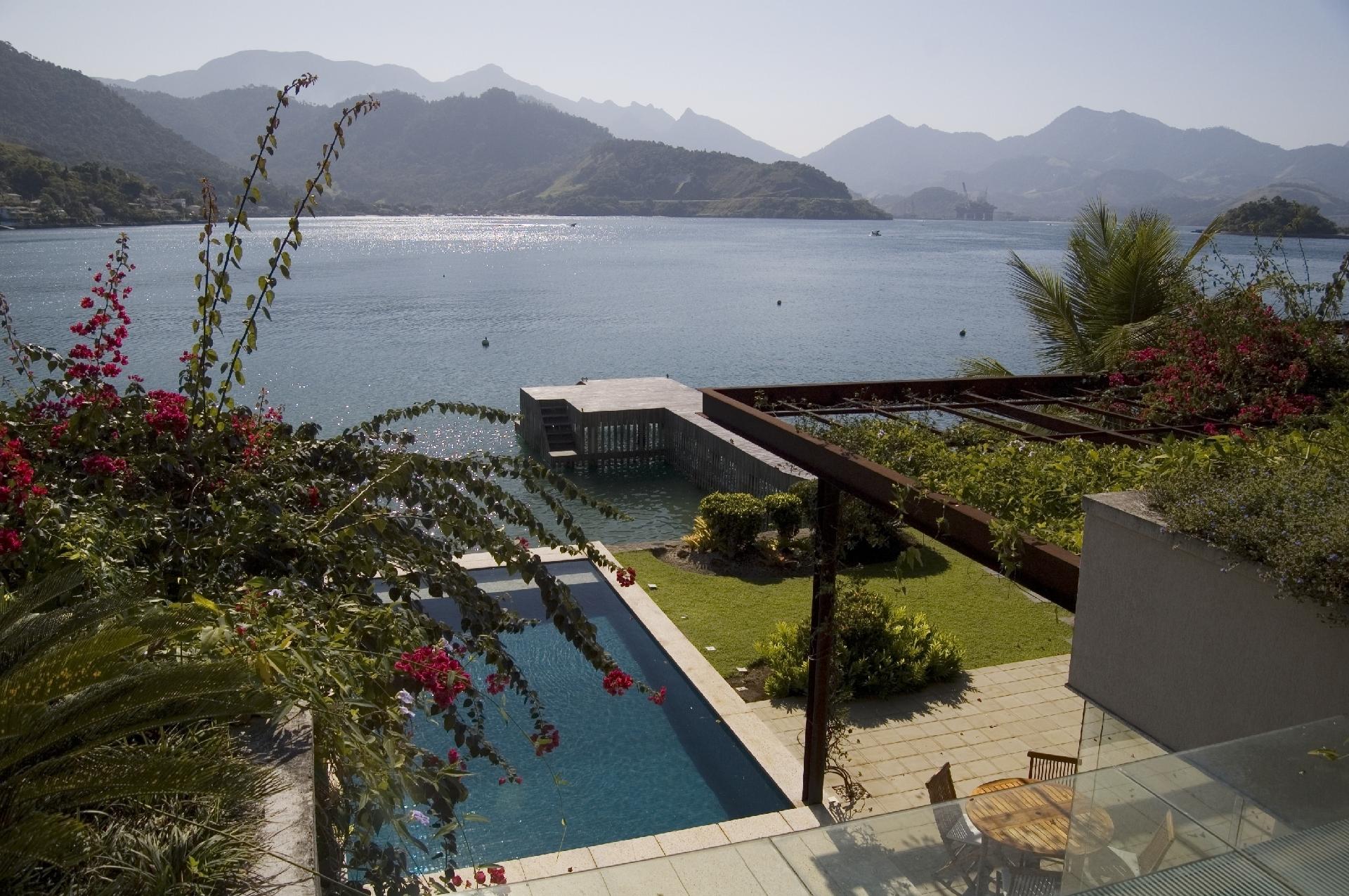 A intenção do projeto era promover o mimetismo da casa com a encosta. Por isso, o arquiteto Luiz Eduardo Indio da Costa criou jardins sobre as lajes dos diversos níveis. A residência em Angra dos Reis (RJ) tem 950 m² - Divulgação