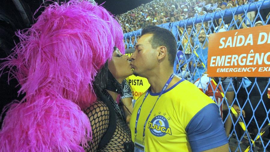 Juju Salimeni beija o marido, Felipe Franco, na concentração do desfile da Unidos da Tijuca - Thyago Andrade/Brazil News