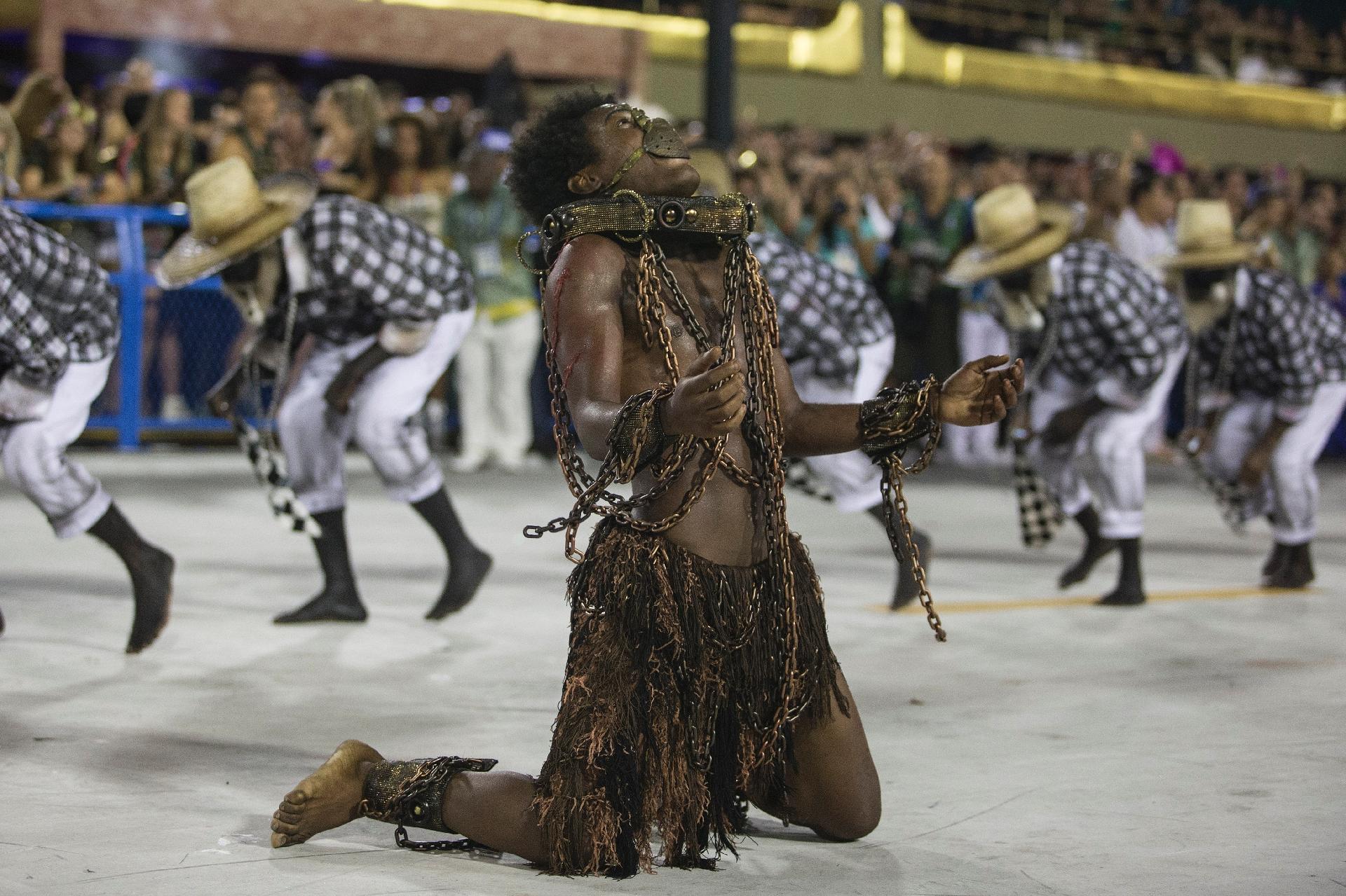 Paraíso do Tuiuti entra na avenida perguntando "Deus, meu Deus, está extinta a escravidão?" - Júlio César Guimarães/UOL