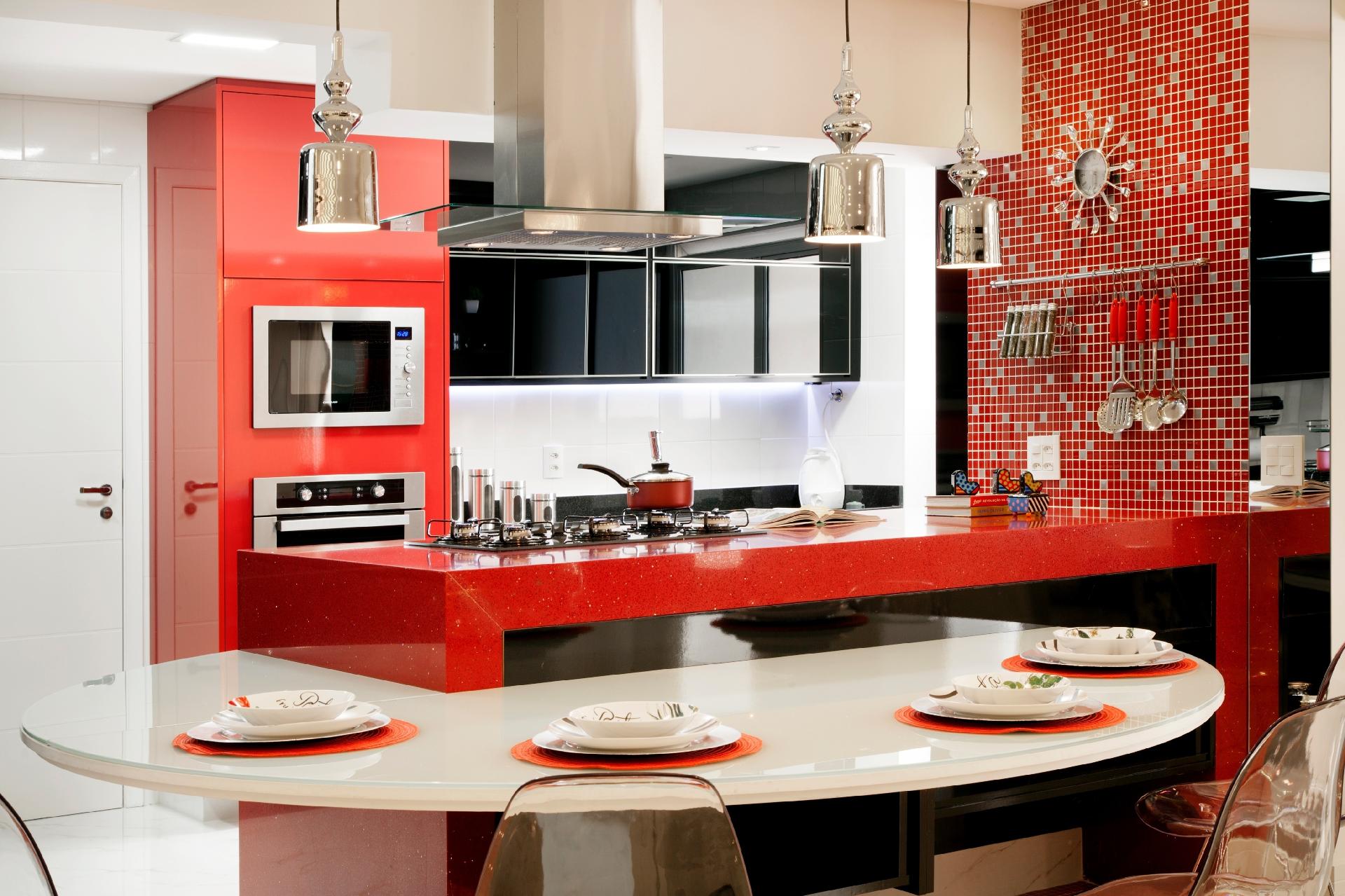 Mesa de jantar integrada à bancada - J. Vilhora/Divulgação