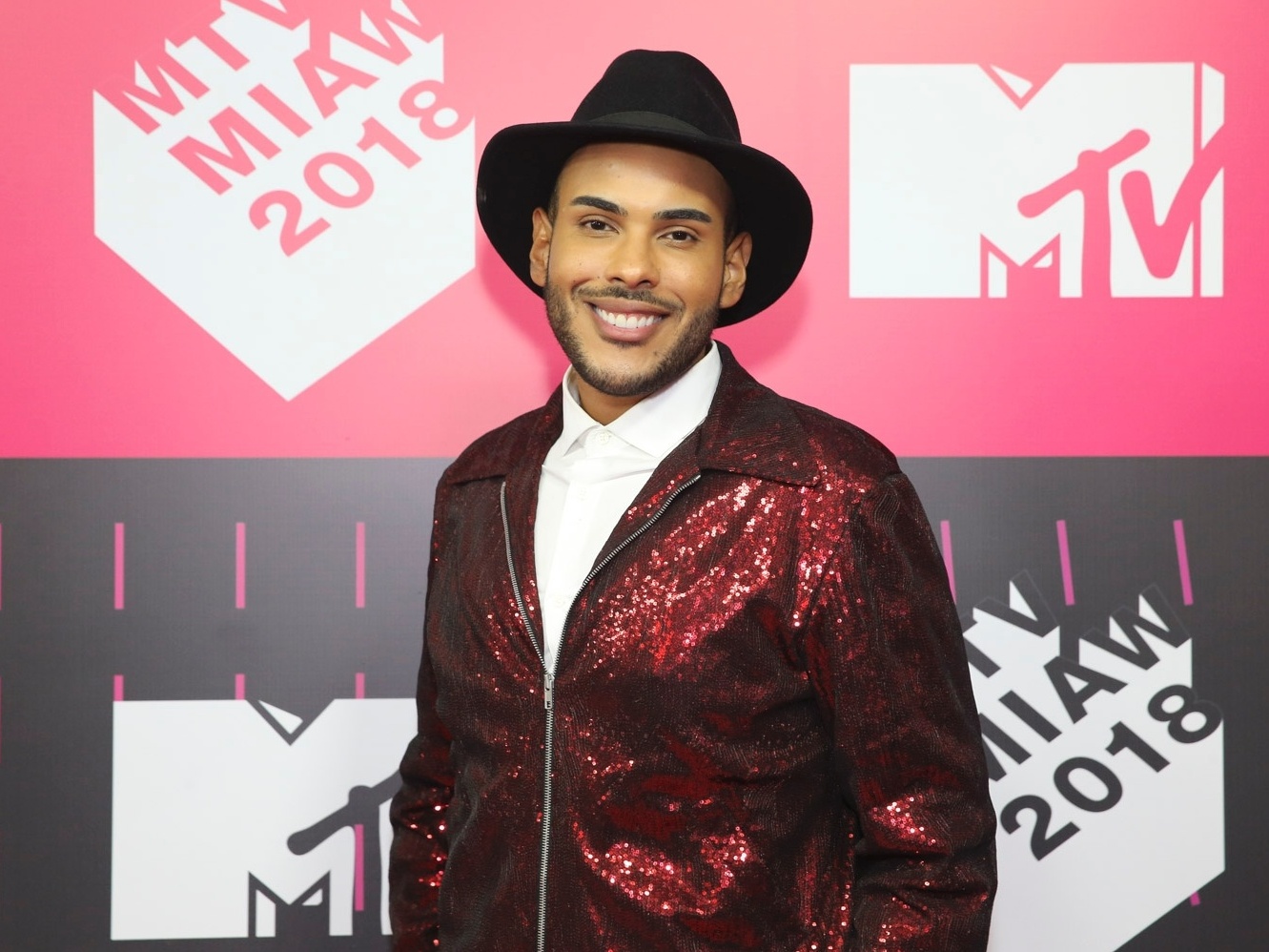 Após ter conta derrubada, Hugo Gloss leva prêmio de Instagram do ano -  23052018 - UOL TV e Famosos