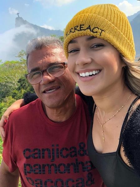 O pai de Michele Andrade, Célio Silva, é vendedor ambulante de espetinhos e sonho dela é ajudá-lo - Reprodução/Instagram - Reprodução/Instagram