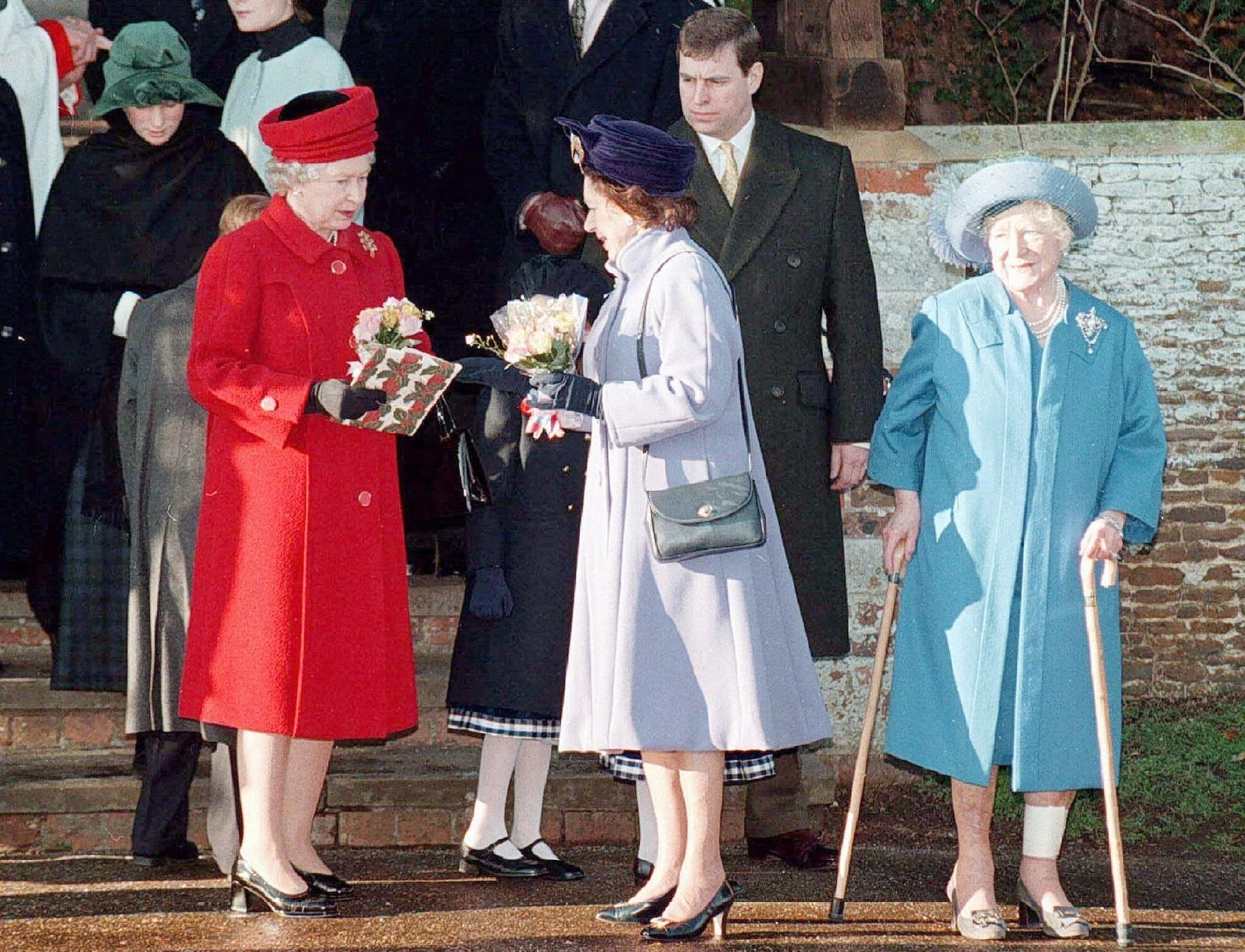 Natal da família real britânica: a rainha, princesa Margaret, príncipe Andrew e a Rainha-Mãe deixam a missa de Natal em Sandringham em  1995 - Getty Images