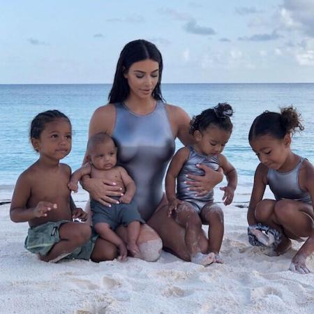 Kim Kardashian com os quatro filhos: North, Saint, Chicago e Psalm - Reprodução/Instagram