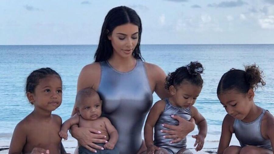 Kim Kardashian com os quatro filhos: North, Saint, Chicago e Psalm - Reprodução/Instagram