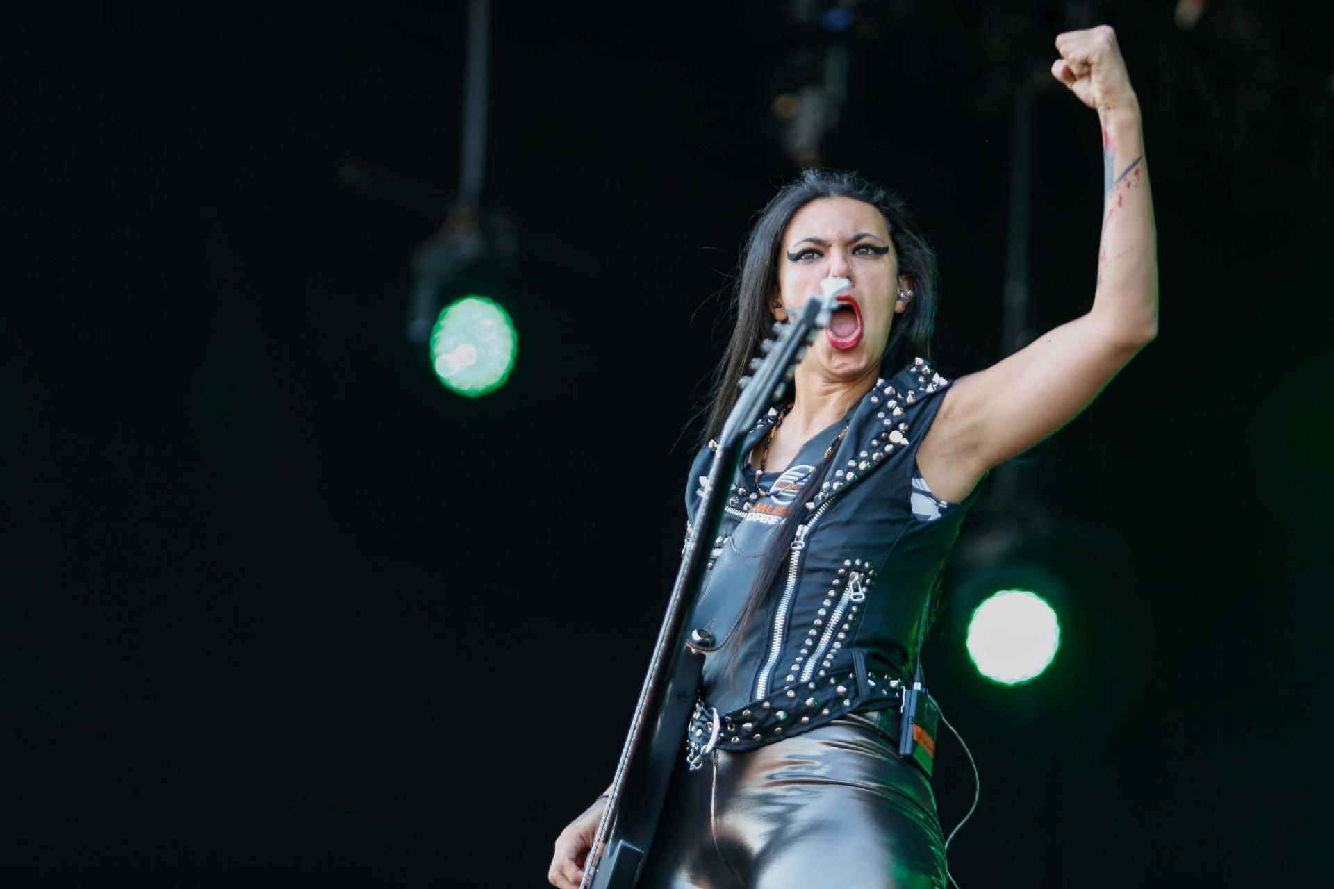 Fernanda Lira, da banda Nervosa, durante show no Palco Sunset - Claudia Martini/Futura Press/Estadão Conteúdo