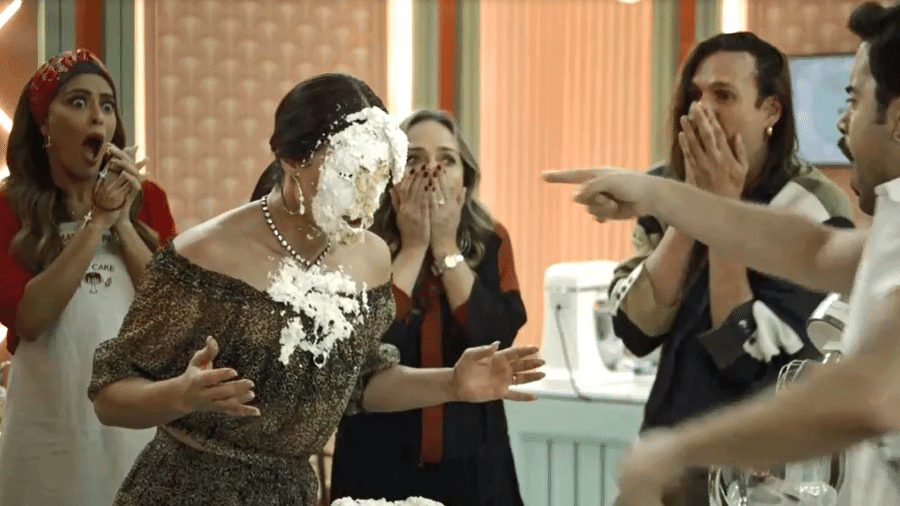 A Dona do Pedaço: Abel atira bolo em Vivi Guedes no Best Cake - Reprodução/Globo