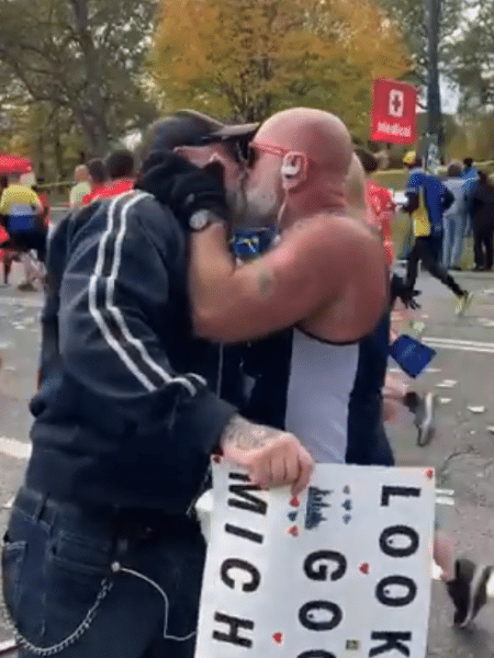 Michael beija o marido, Timothy, em plena Maratona de Nova York - Reprodução/Twitter