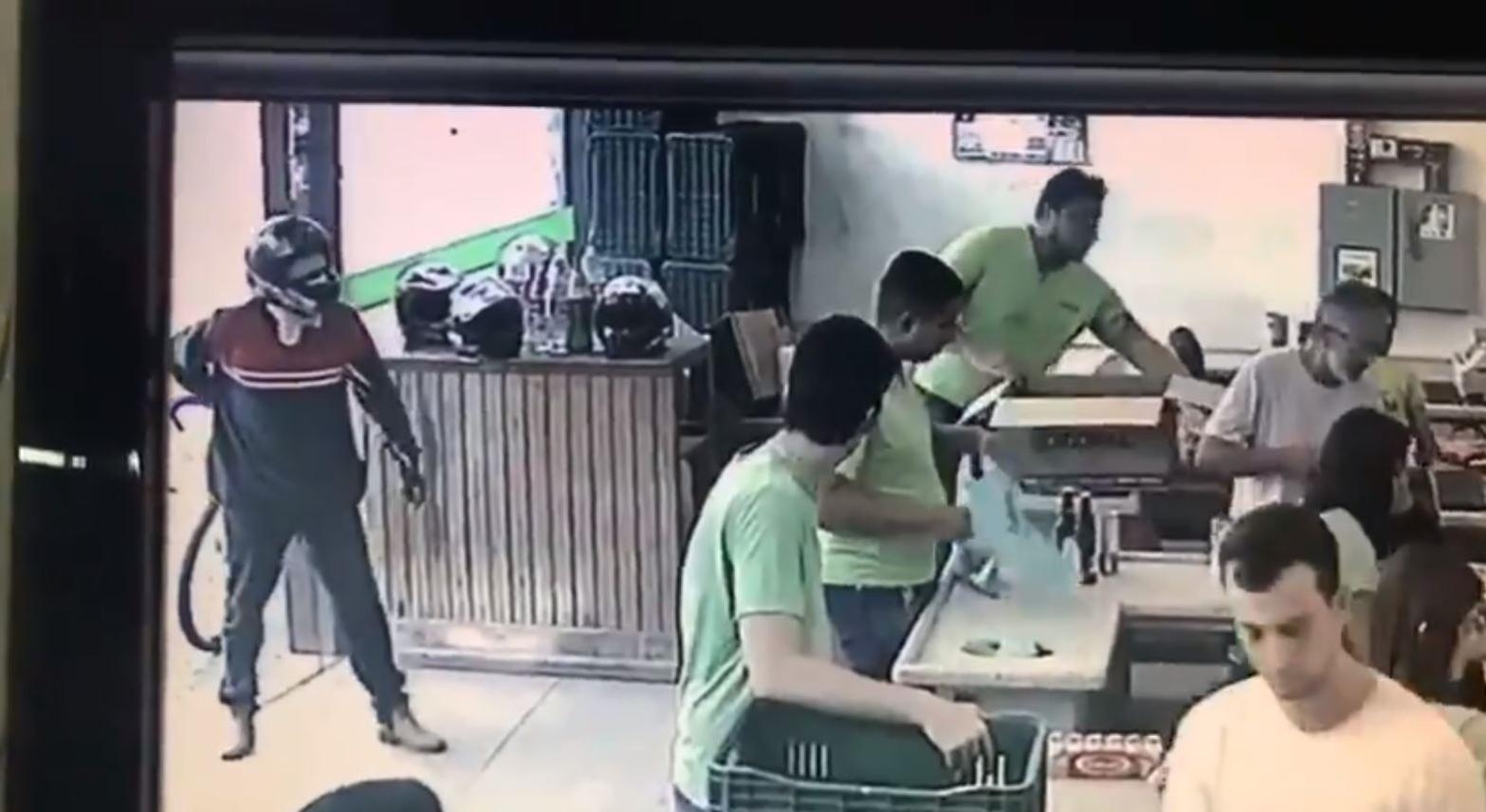 Resultado de imagem para Homem anuncia assalto em mercearia, é ignorado por clientes e vai embora 0:24 ... - Veja mais em https://noticias.uol.com.br/cotidiano/ultimas-noticias/2020/01/15/homem-anuncia-assalto-em-mercearia-e-ignorado-por-clientes-e-vai-embora.htm?cmpid=copiaecola