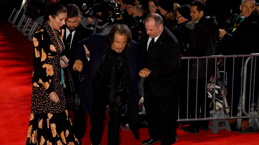 Al Pacino é ajudado após cair no tapete vermelho durante o Bafta - Dave J Hogan/Getty Images