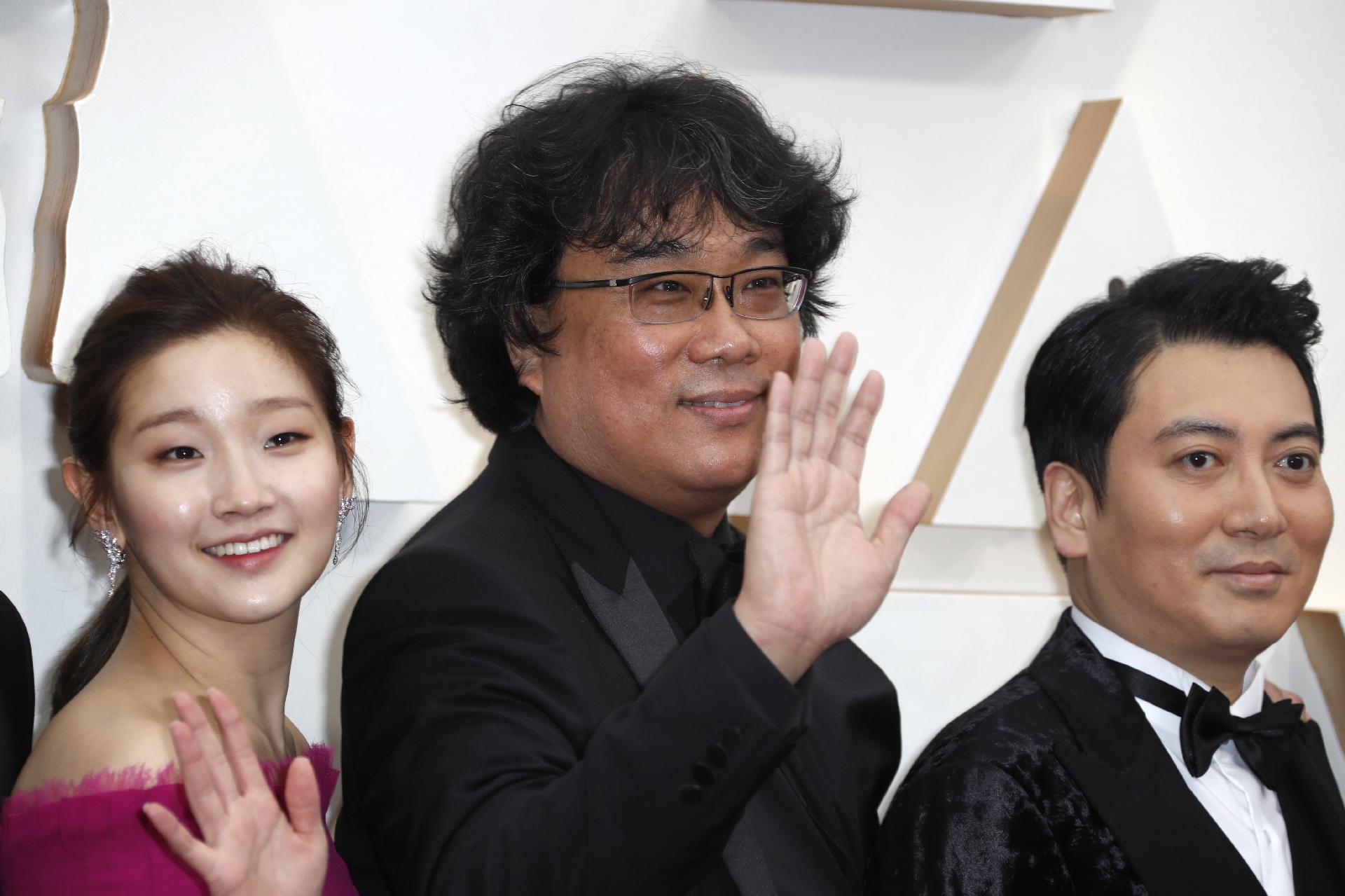 Bong Joon-ho, diretor de "Parasita", posa no tapete vermelho durante a chegada a cerimônia do Oscar 2020, em Hollywood - REUTERS/Eric Gaillard