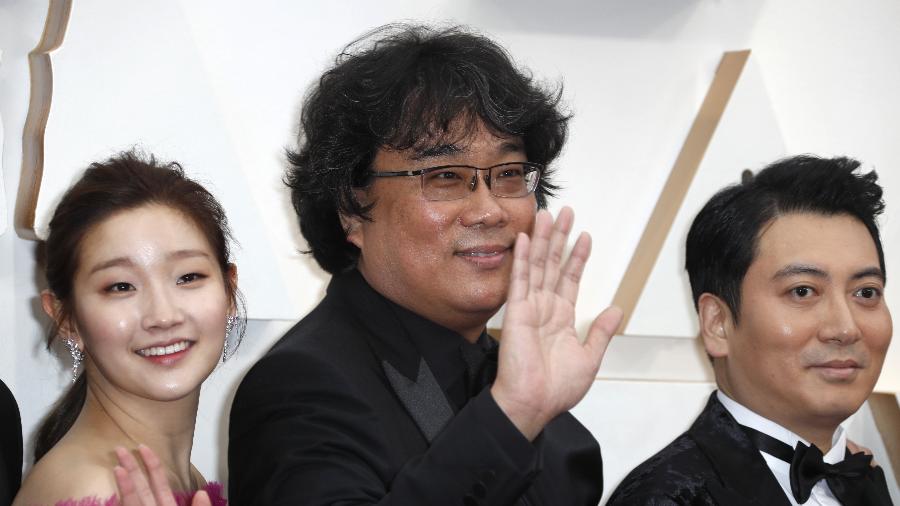 Bong Joon-ho, diretor de "Parasita", posa no tapete vermelho durante a chegada a cerimônia do Oscar 2020, em Hollywood - REUTERS/Eric Gaillard