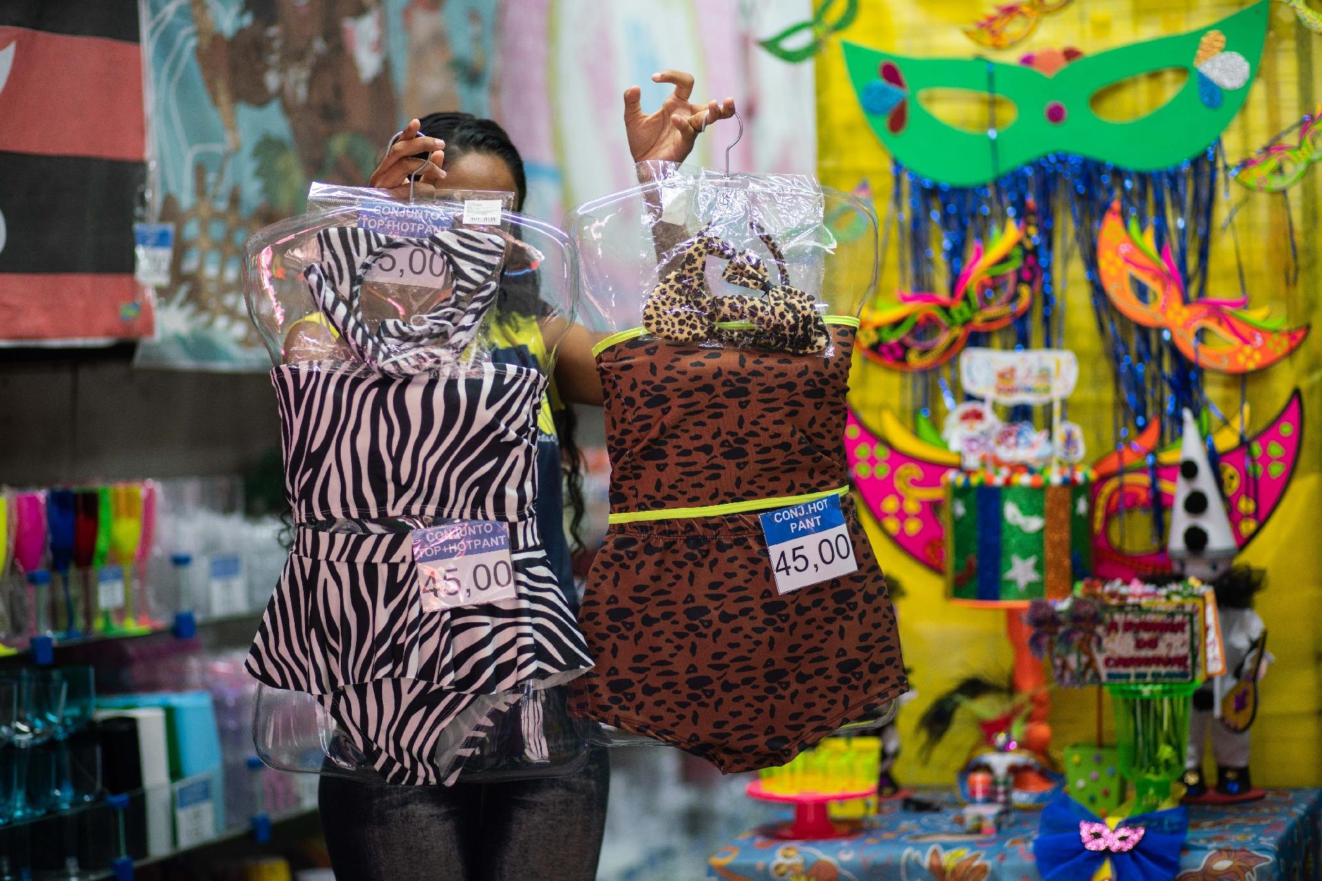 ******INTERNET OUT******* Rio de Janeiro, Rj, BRASIL. 05/01/2020; Fantasias e acessorios no Saara com estampas de animais é tendencia no carnaval deste ano apos a cantora Anitta usar esse tipo de vestimenta em seus shows. ( Foto: Ricardo Borges/UOL) ATENCAO: PROIBIDO PUBLICAR SEM AUTORIZACAO DO UOL - Ricardo Borges/UOL