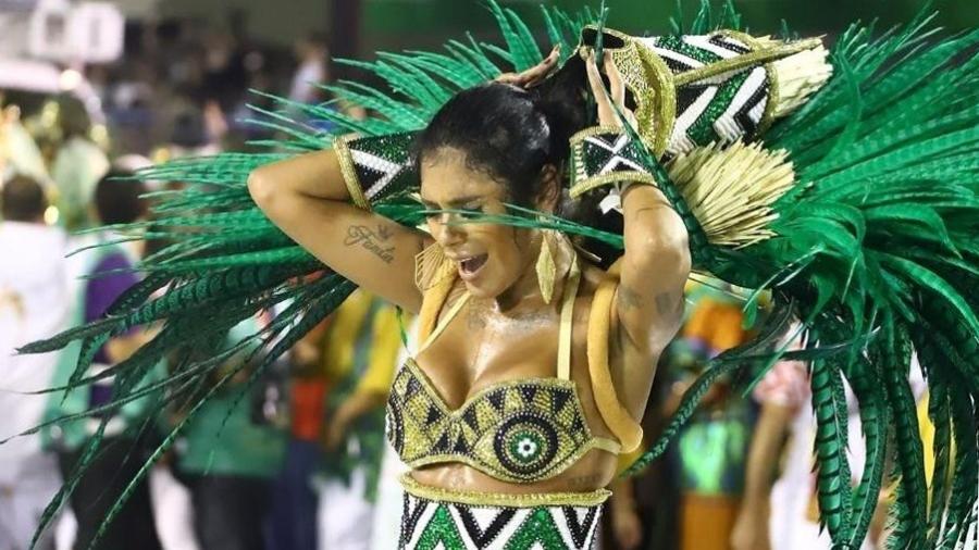 Pocah enfrenta contratempo com fantasia em desfile da Grande Rio - Daniel Pinheir/AgNews