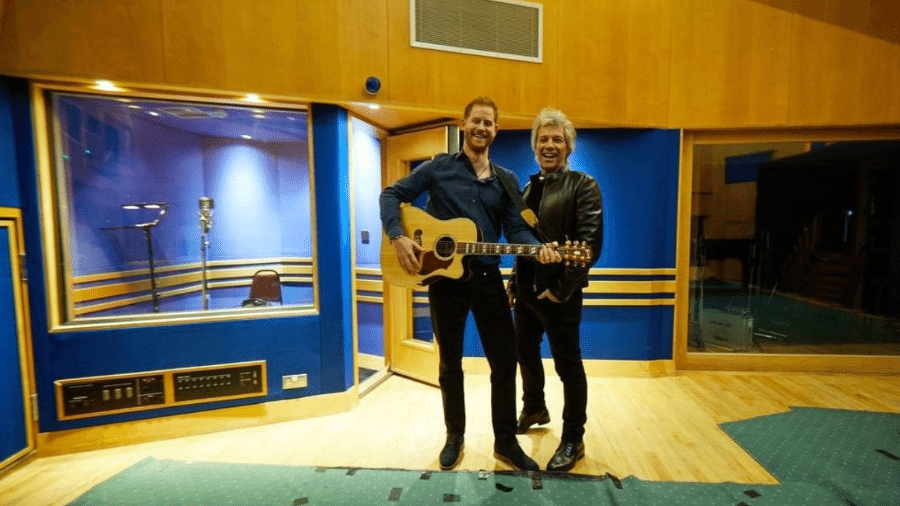 Príncipe Harry e Jon Bon Jovi na gravação especial da música "Unbroken"  - Reprodução/Instagram