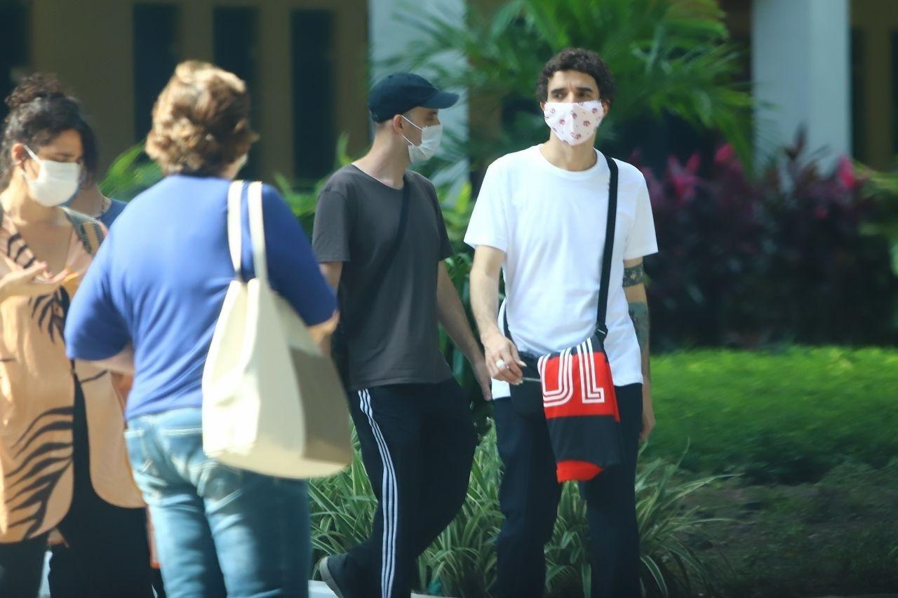 Davi Moraes, também músico e filho de Moraes Moreira, apareceu de máscara - Daniel Pinheiro/AgNews