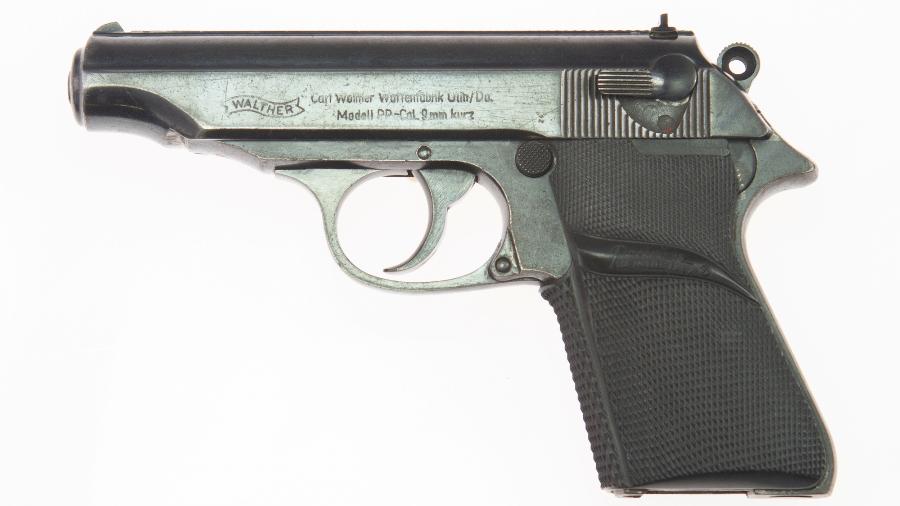 Pistola usada por Sean Connery no filme "007 Contra o Satânico Dr. No" - JULIEN"S AUCTION/via REUTERS