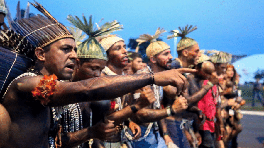 O cacique Marcos Xukuru, prefeito eleito de Pesqueira (PE), em manifestação no Acampamento Terra Livre em Brasília, em 2017 - Guilherme Cavalli/Cimi