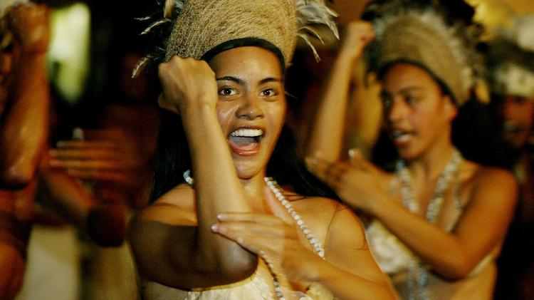 Mulher rapa nui em dança tradicional Mulher rapa nui em dança tradicional