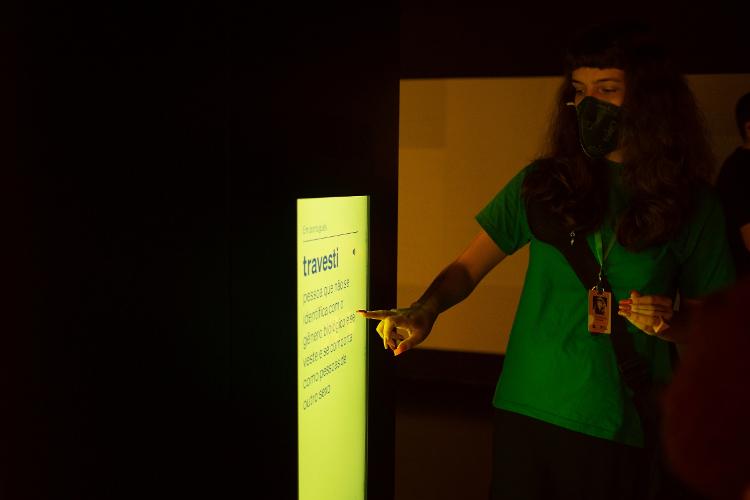 Uma Sorrequia, educadora do Museu da Língua Portuguesa, explica para o grupo de visitantes a origem da palavra travesti - Camila Svenson/UOL - Camila Svenson/UOL