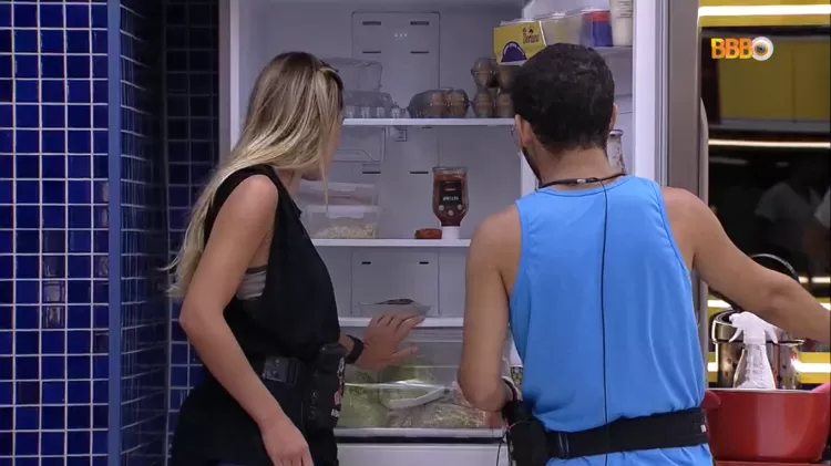 BBB 22: Bárbara mostra para Vinícius onde escondeu as comidas - Reprodução/Globoplay - Reprodução/Globoplay