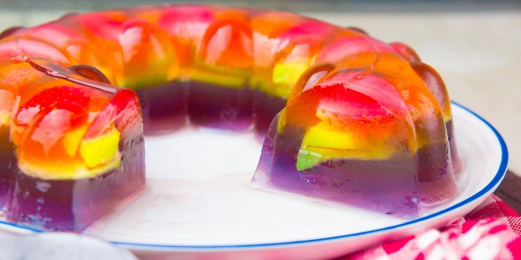 Gelatina em camadas com frutas dá um pouco mais de trabalho, mas vale a pena - Getty Images/iStockphoto - Getty Images/iStockphoto