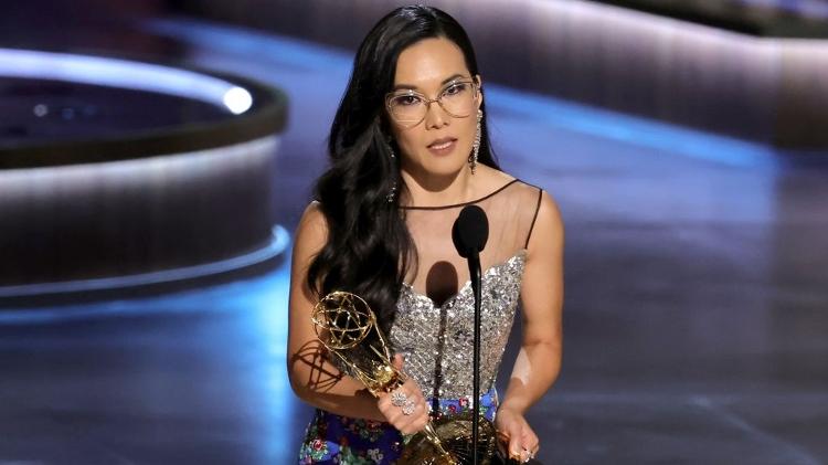 Ali Wong com seu prêmio no 75º Emmy Awards