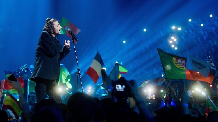 Salvador Sobral durante apresentação no Eurovision 2017, em Kiev; cantor venceu disputa com a música 'Amor pelos Dois'