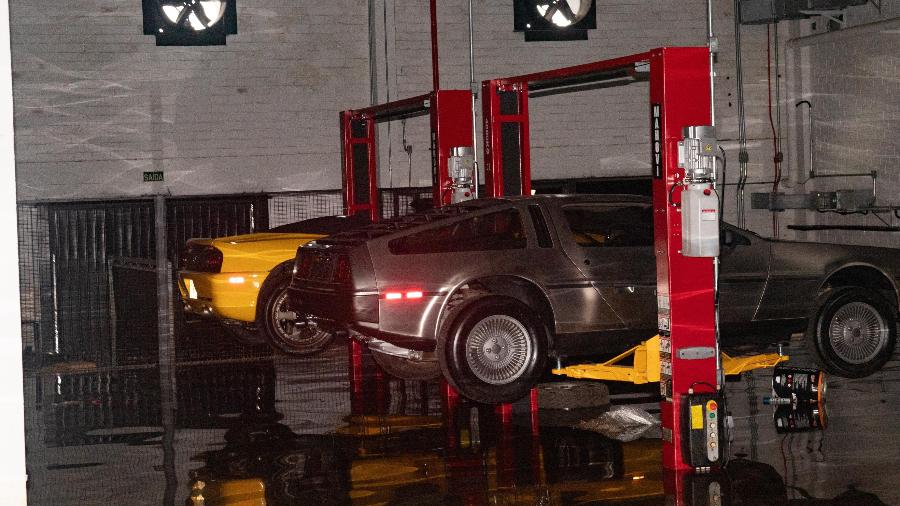 Ferrari e raro DeLorean escaparam de ser atingidos por enchente na sede da FuelTech, em Porto Alegre (RS), onde a água chegou a 2 m de altura