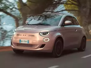 Fiat 'provoca' governo italiano e remove os emblemas de carro em comercial