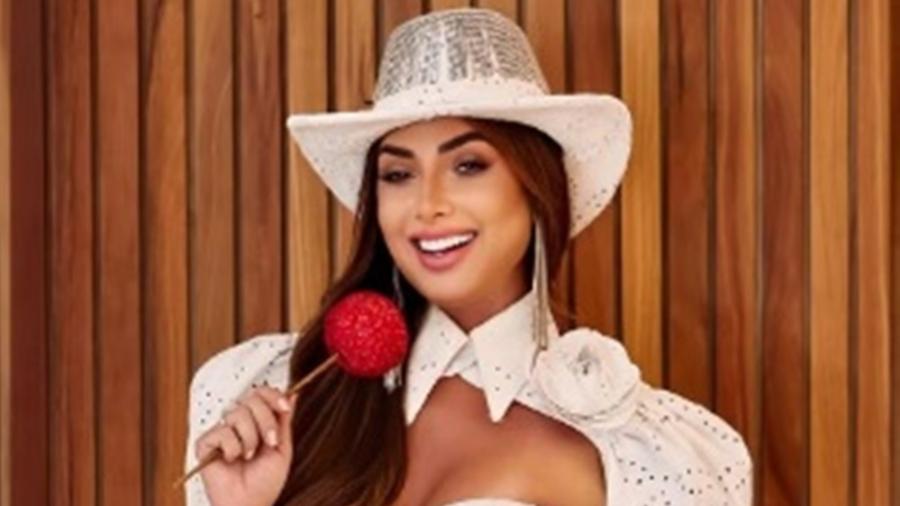 Nicole Bahls posa com porquinhos