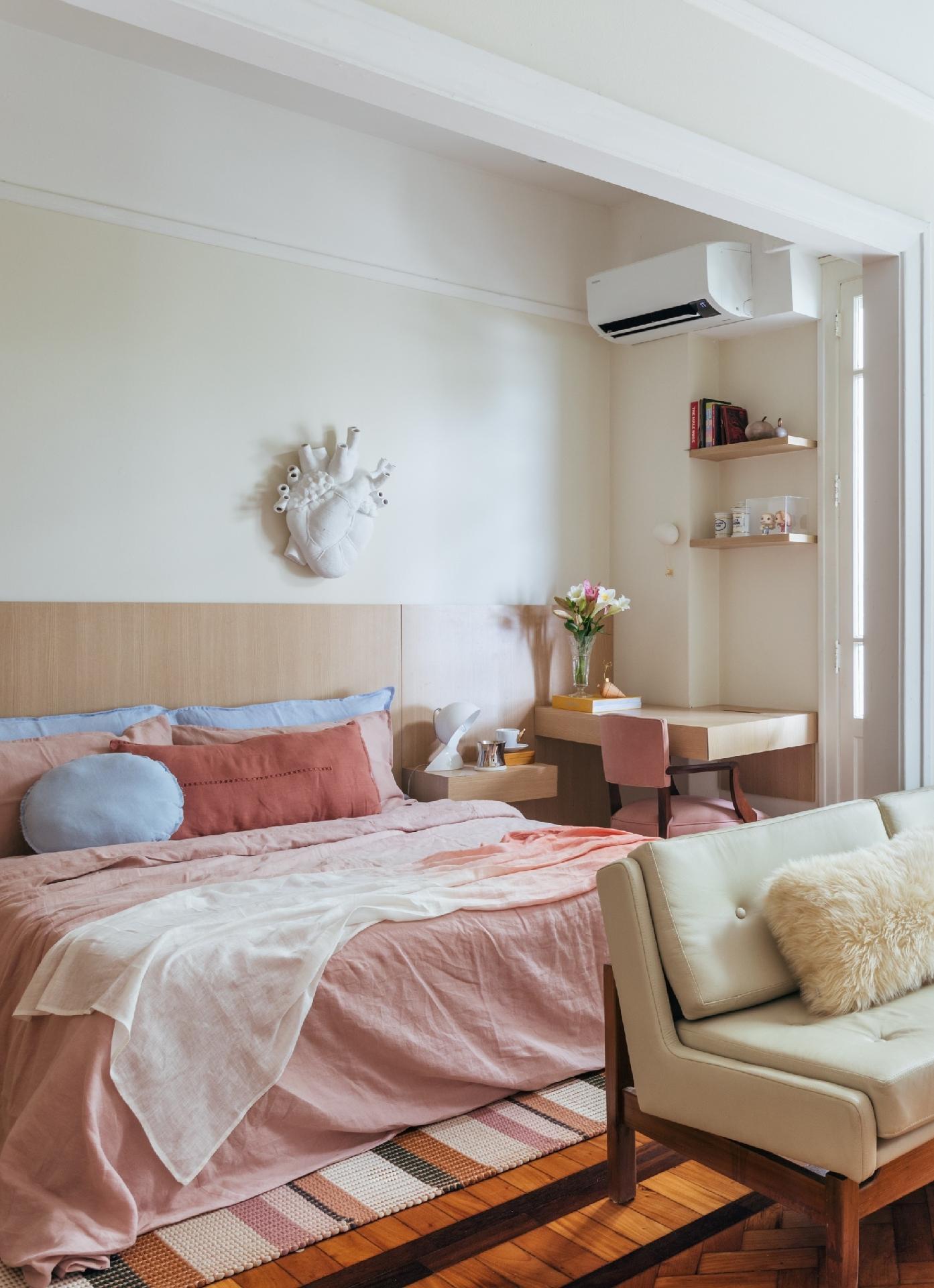 No canto do quarto coube ainda uma mesa para o home office, para trabalhar e estudar. - Luiza Schreier/Divulgação