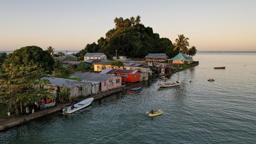 A elevação do oceano Pacífico levou 80 moradores da Vila de Serua, em Fiji, a mudar da ilha em 2022