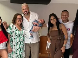 Belo e Gracyanne Barbosa aparecem juntos em foto no Natal